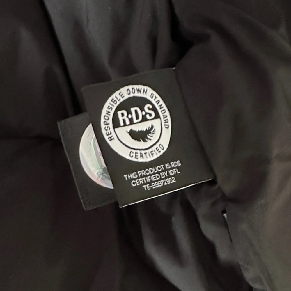 Aritzia Black Puffer Jacket shorty - Picture 6 of 7